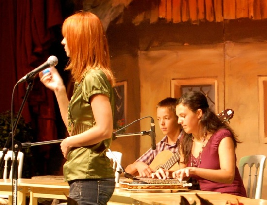 Monika in Luka Rožej (citre in kitara)