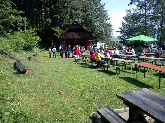 vreme se popravlja in na prireditvi je že večje število obiskovalcev