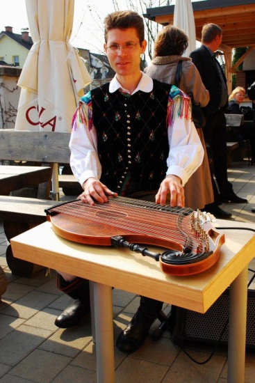 Hiša kruha v Trzinu - zbiranje gostov na terasi (marec 2012)
